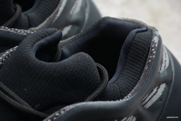 V3 Yeezy 700 Boost Black Adidas H67799 0710